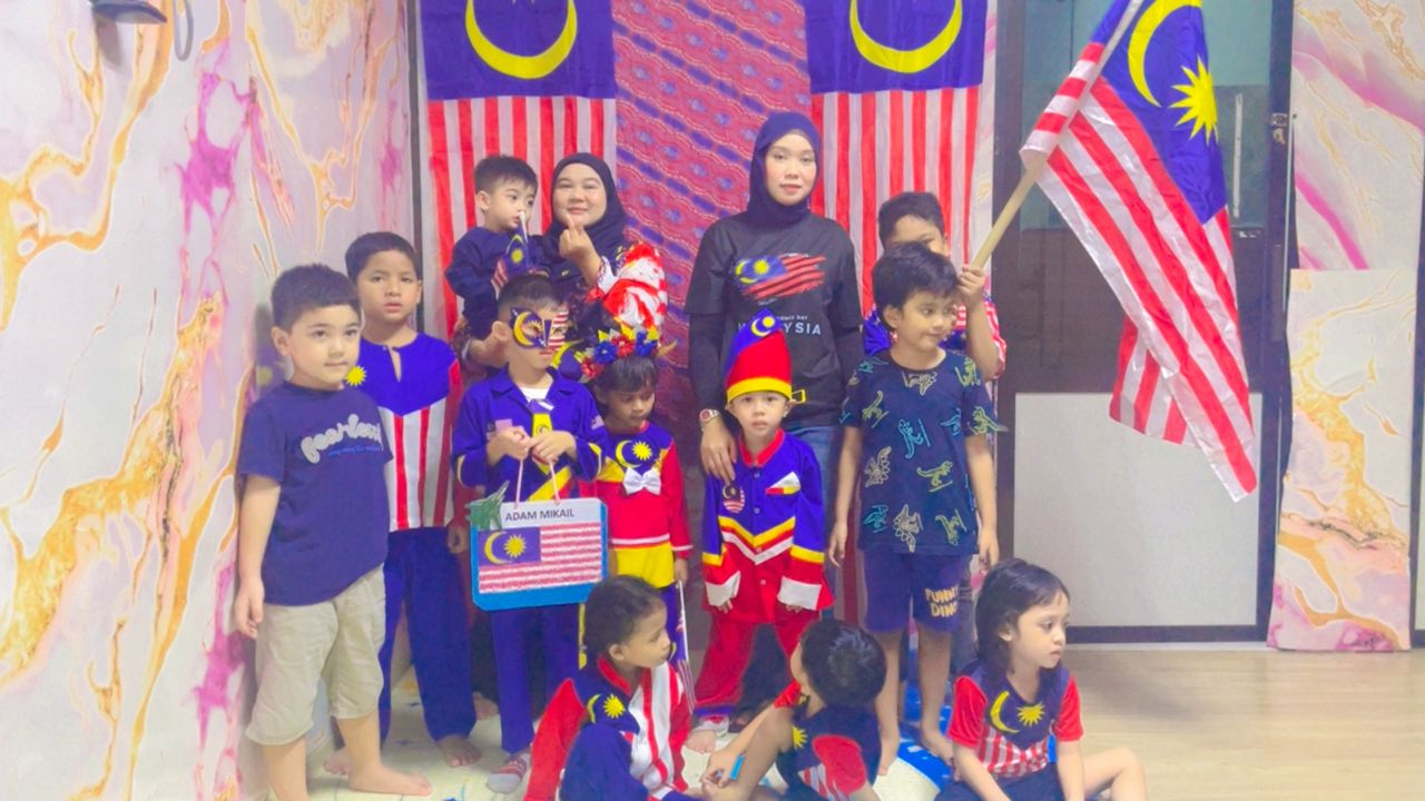 Guru bersama kanak-kanak di WM Childhood Therapy Centre
