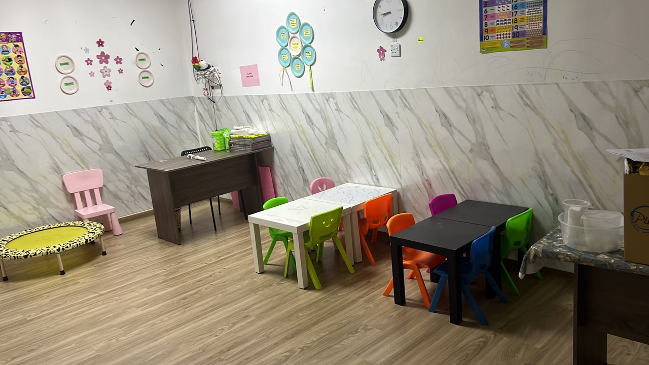 Ruang belajar di WM Childhood Therapy Centre dengan meja dan kerusi kanak-kanak